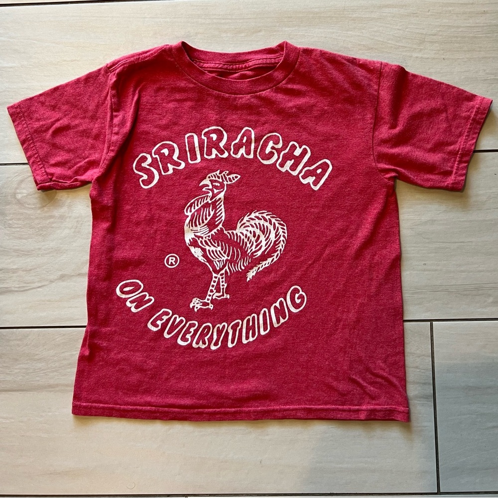 Sriracha On Everything Red Short Sleeve Hot Chili Sauce tee sz. S (6-7)